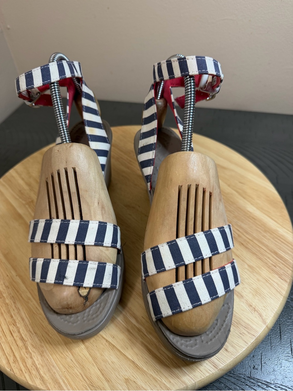Crocs women’s Leigh Graphic sandals